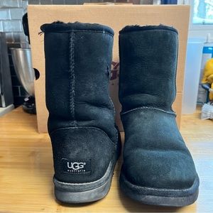 UGGS - classic height - Size 8 - black